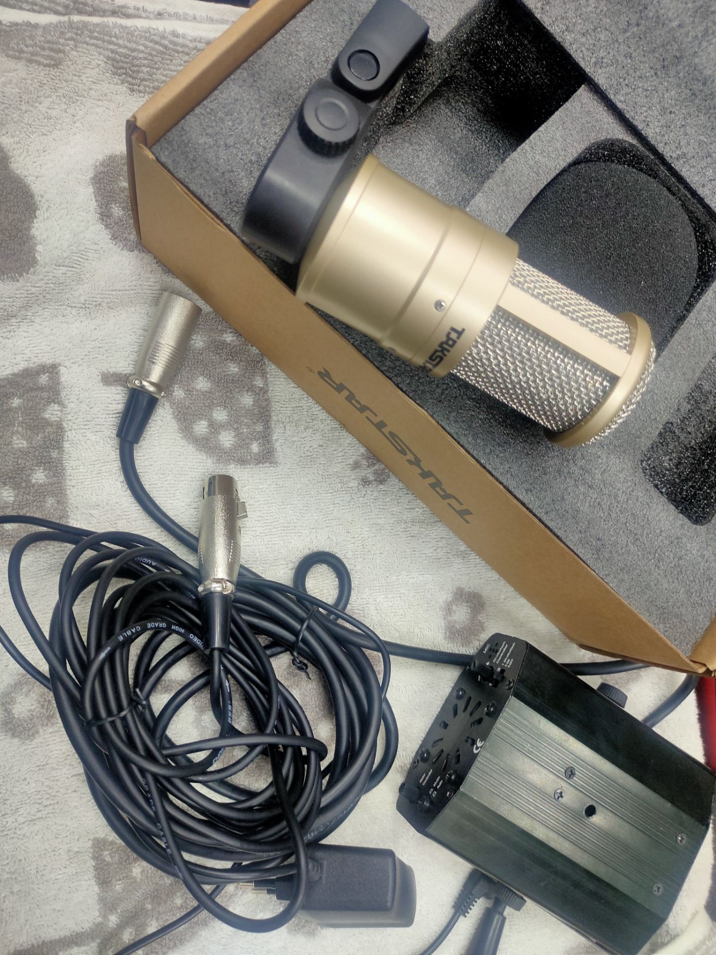 check là đúng công ty bán hàng takstar tại việt nam, đầy đủ tem mác giấy tờ, mua thêm cục nguồn 48v nữa để lắp vào sao cạc K10