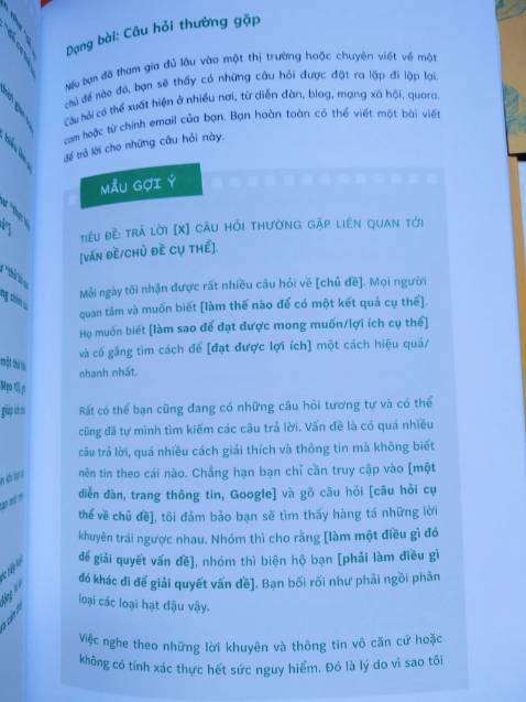Thích viết nhưng chưa bao giờ thực sự dành thời gian nghiêm túc cho nó. Tình cờ thấy sách của tác giả Việt nên quất luôn để ủng hộ. Hy vọng tìm được nhiều cảm hứng để bắt đầu “viết đi đừng sợ”.
Với người mới bắt đầu tìm hiểu về viết lách như mình thì cuốn sách cung cấp rất nhiều thông tin bổ ích: Chọn phong cách viết như thế nào? Quy trình viết ra sao? Các trở ngại khi viết?...
Nội dung về luyện viết tác giả cũng nêu rất chi tiết các thức thực hành, và phần mình thấy ấn tượng là sách có hẳn một loạt các "văn mẫu", điều này rất quan trọng với những người mới như mình.
Đối với các bạn muốn tìm hiểu viết như một nghề thì tác giả cũng có 2 phần dành cho content marketing và copywriting.
Hình như tác giả khá nổi tiếng trong cộng đồng viết, thấy cũng có những cuốn khác, có vẻ thiên về “nghề viết” hơn là “cách viết”, mọi người có thể tìm tham khảo.
Chất lượng sách, giấy, in ấn rất xịn xò.