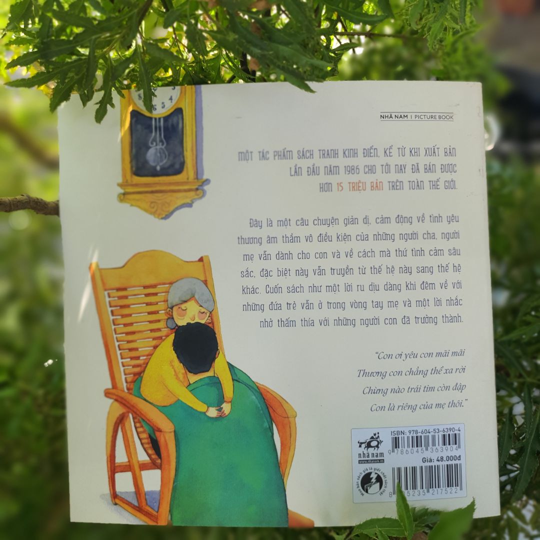 sách rất đẹp. bìa cứng bóng trơn. màu sắc hình ảnh thiết kế đẹp. rất hài lòng. câu chuyện giúp gắn kết tình cảm mẹ và con hơn, biết cách bộc lộ cảm xúc và điều đó là điều nên làm đối với các thành viên trong gia đình đặc biệt là với trẻ nhỏ.