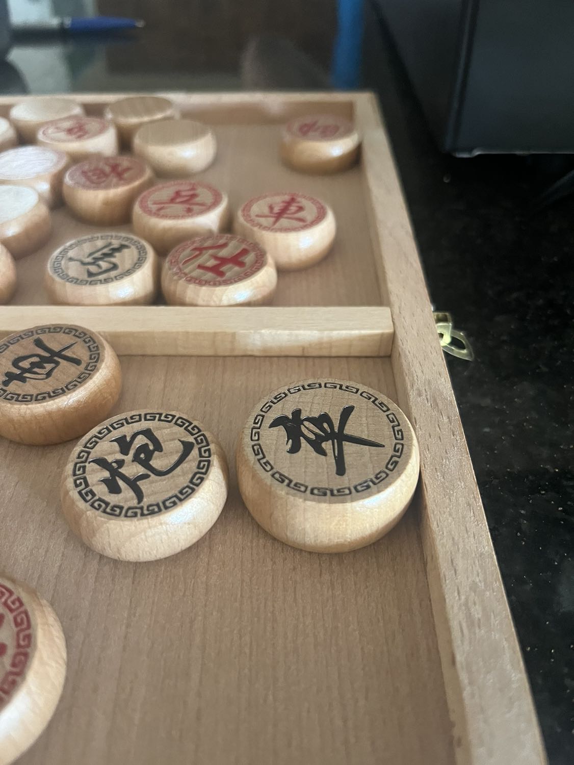 Mua lần 1 quân cờ to, mua lần 2 chọn cùng kích cỡ lại giao quân cờ nhỏ