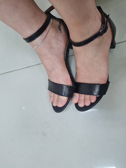Sandal chắc chân, phần gót ôm chân. Đi lại thoải mái,êm. Nhưng đế hơi kêu do là đế nhựa ah