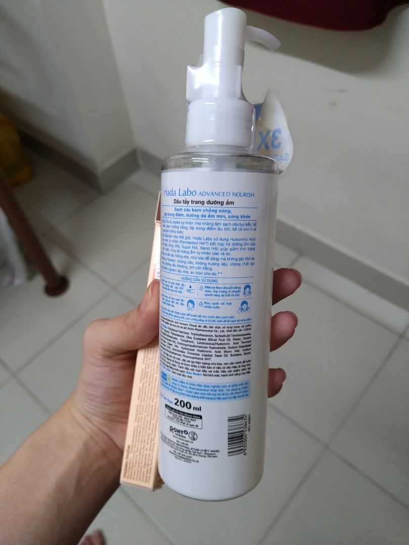 Tiki chuẩn bị hàng và giao khá nhanh. Deal giá tốt lắm còn được tặng son nữa. Dầu tẩy trang này khá dịu nhẹ, dùng xong ẩm mịn nhưng phải chịu khó nhũ hoá kỹ 1 chút. Sản phẩm oke, date xa.