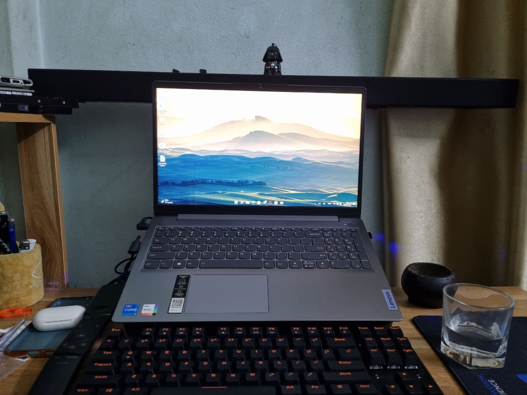 với phân khúc hơn 1tr thì không có gì để chê. chỉ là hơi bị ngợp vì đang dùng con Beolit 17 mà vì kinh tế phải xuống con này. À mà kết nối Bluetooth với laptop bị delay dã man luôn và méo tiếng trầm trọng, kết nối với điện thoại thì ok, nghe sướng, treb hơi chói, mid nghe gần rõ tiếng, bass hơi nhiều hợp để phòng rộng tầm 30m².