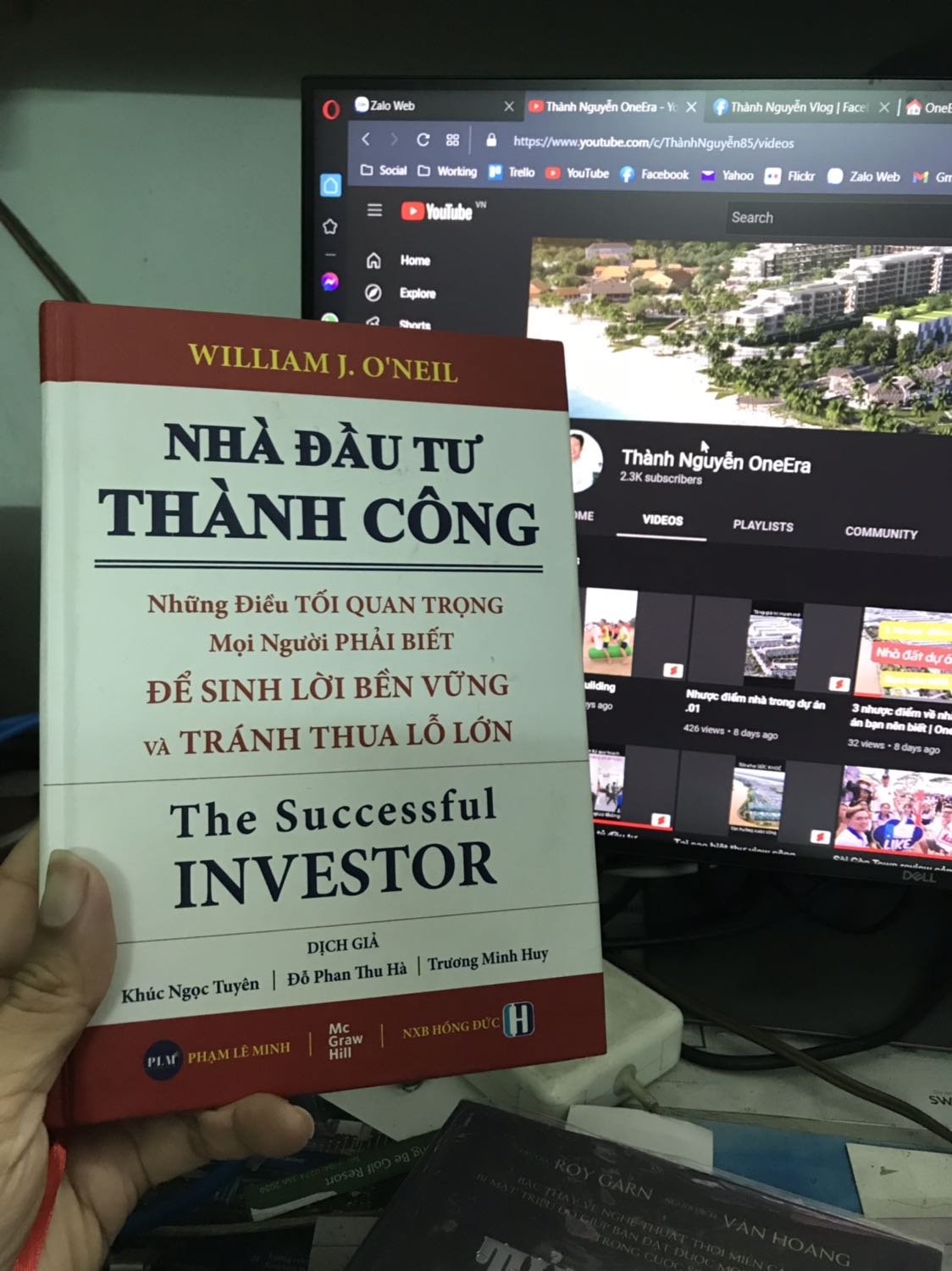 Mới đọc được 1/2 đã thấy hay và kiến thức hữu ích để tự phân tích cổ phiếu, xác định thời điểm nên mua hay nên bán, 
Nhưng sách bìa cứng không vừa với giấy bao kiếng. Khó cầm đọc bằng 1 tay khi nằm.
Sách in giấy tốt chất lượng