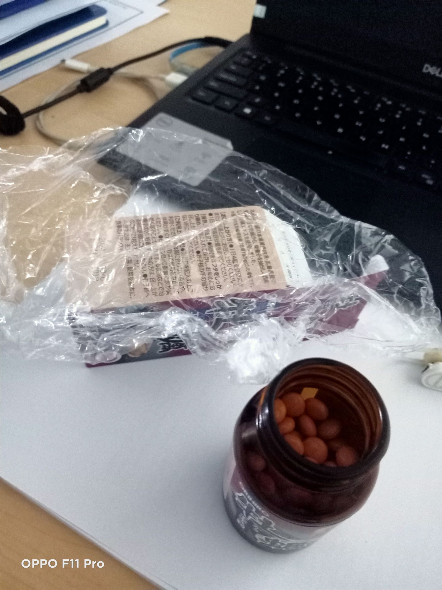 Ko nên mua shop này, hàng dỗm, có thể hàng hết date, nhét nguyên cái bọc ni lông trong lọ chai, chứng tỏ hàng này làm bằng tay hoặc hàng hết date sang lọ. đề nghị Tiki xem lại