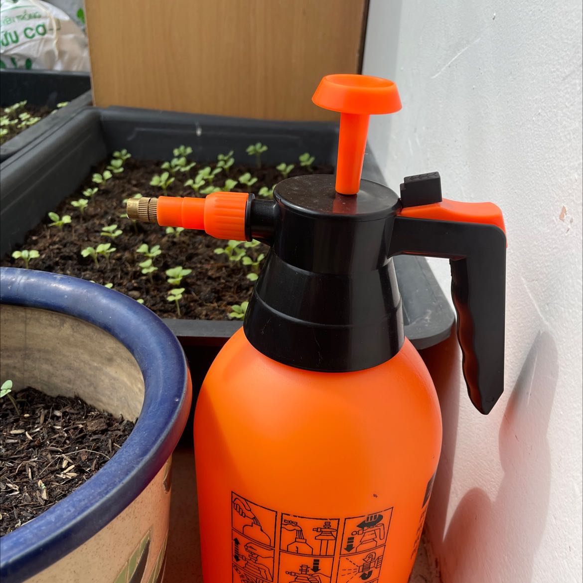 Bình nhựa cứng, tốt. Màu cam thật sự nổi bật, rất thích. Đừng bơm quá căng, và đừng để nước quá đầy thì sẽ bền hơn.