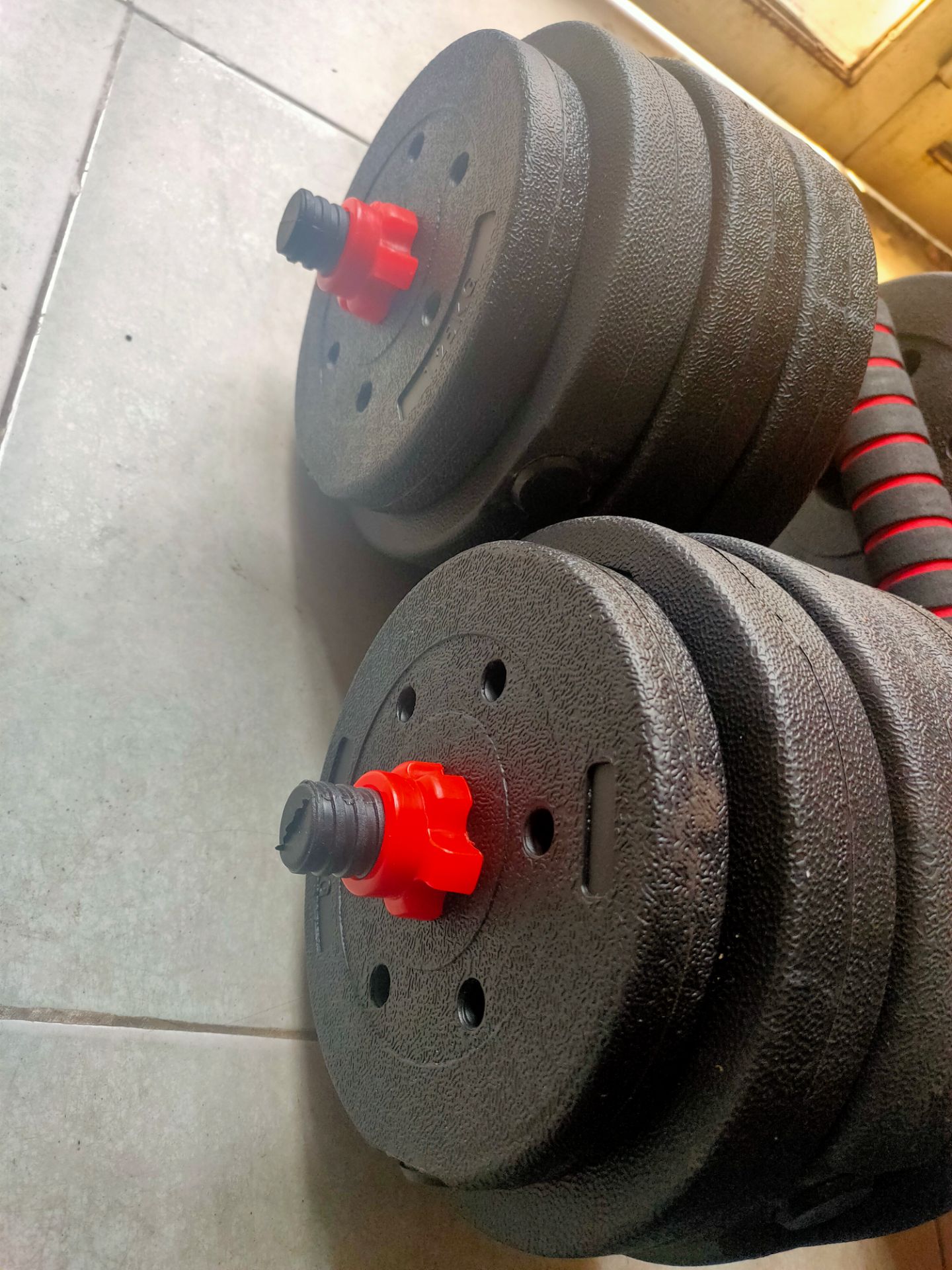 hàng cồng kềnh nên tiki giao bằng xe tải. dịch vụ tiki rất ok 10/10.

Hàng này là nhựa cả 3 cái thanh đòn đó cũng là nhựa cứng nên nếu ai tính gắn thêm cả cây dài vào thì cẩn thận gãy, còn nếu chỉ cầm tạ đơn thì mình thấy rất chắc chắn. Nếu 3 cây đòn là sắt chắc chắn hơn 1 chút thì tốt hơn