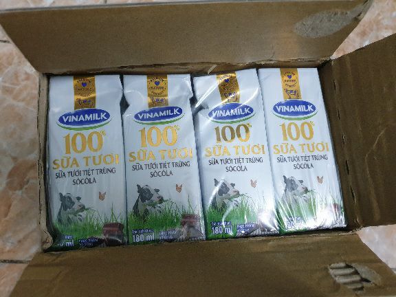 Phải công nhận shop đóng gói khá kỹ, mới nhìn sơ qua tưởng Vinamilk có thùng 6 lốc sữa luôn. Chỉ 1 lốc hơi móp tí xíu. Ngày sản xuất đầu tháng 7.