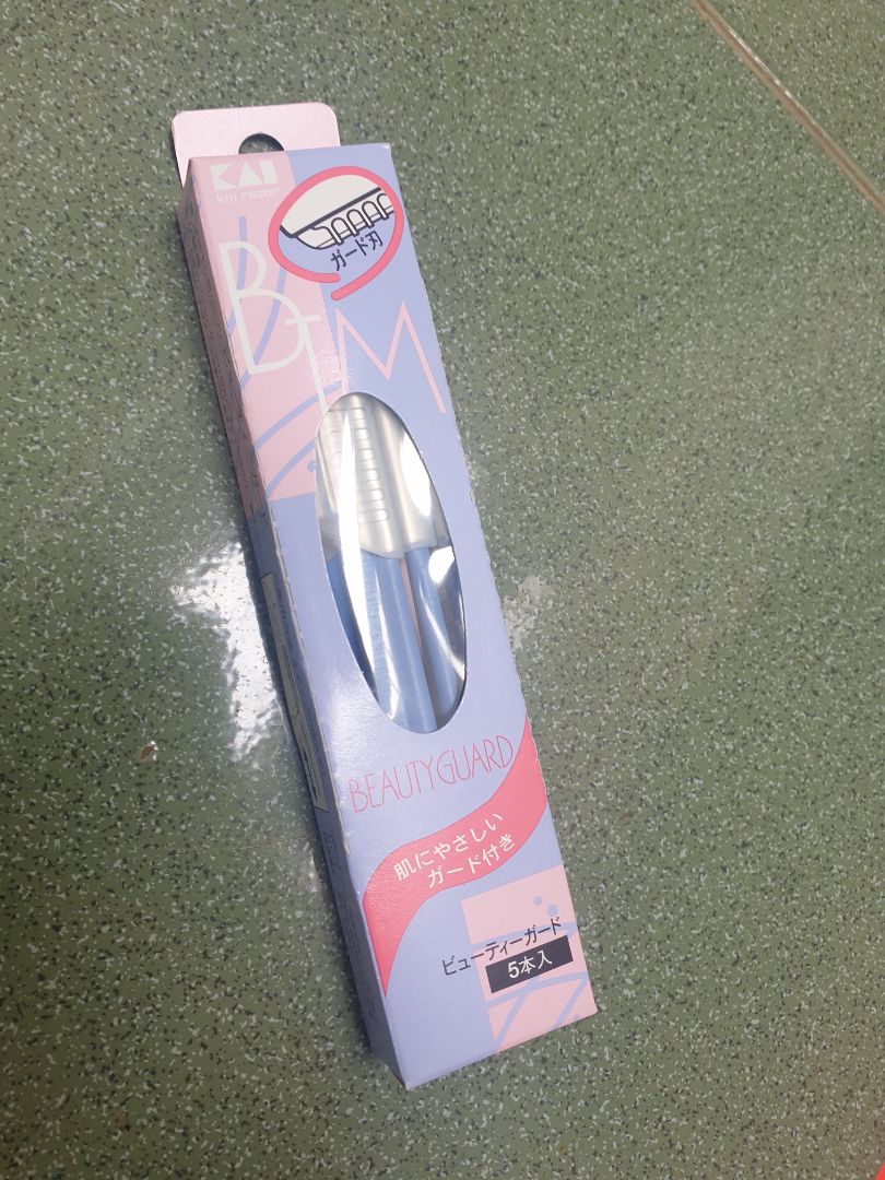 Dao cạo tốt, có hàng rào bảo vệ nên chỉ dùng cạo lông mày được thôi.