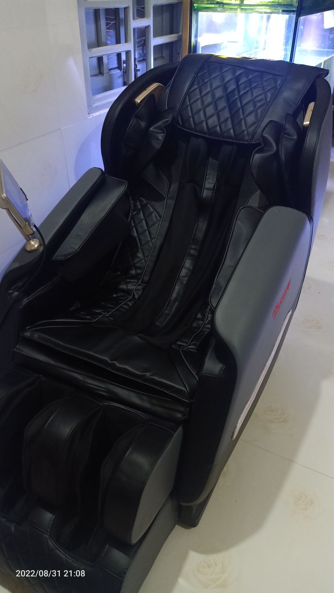 Mình mua mẫu T8 lực massage hơi mạnh không phù hợp và có lỗi rách nhỏ có phản ánh với shop. Shop có liên hệ mình xin được đổi sang mẫu T9 êm hơn và màu đen đúng ý mình. Shop đổi siêu nhanh luôn, mình ở Bình Thuận đồng ý đổi sáng ngày 30 đến tối ngày 31 là nhận được ghế mới 😊. Cảm ơn shop đã tư vấn và hỗ trợ nhiệt tình ạ ❤️