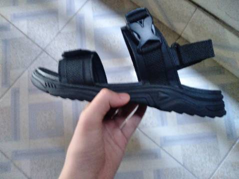 Giày giống hình, phần quai dán đầu quai chưa khô keo nhe =)), mà giày nhẹ chân lắm mn, mũi giày hơi nhọn 1 xíuu, giày ok nha, giao hơi lâu ( 3 4 ngày).