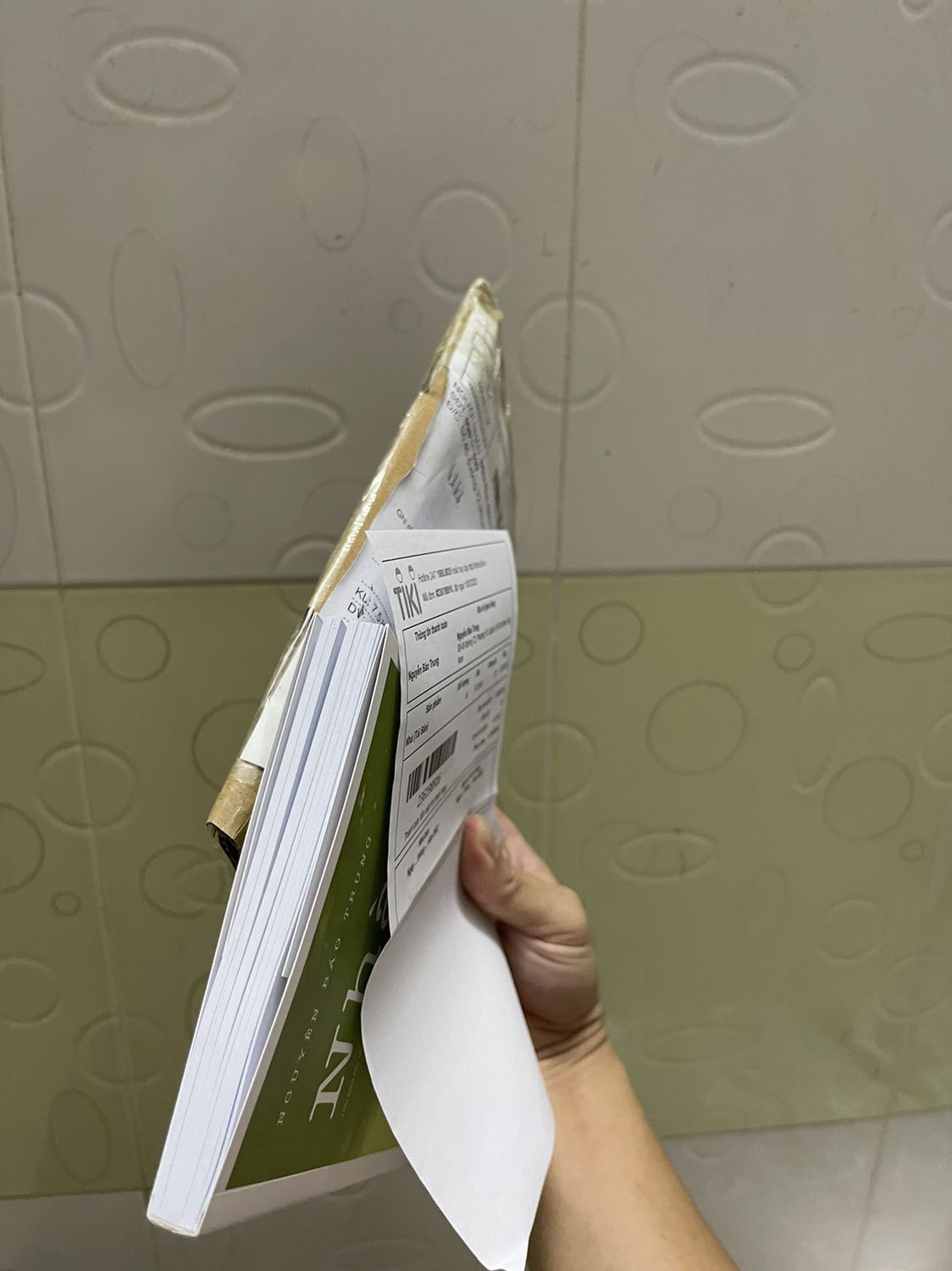 Bên Books and life đã giao thiếu sót cho tôi. Tôi đặt 15 cuốn Nhà nhưng giao có 1 cuốn. Ba tôi già không biết đã thanh toán tiền hết. Mong Books and Life giao lại.