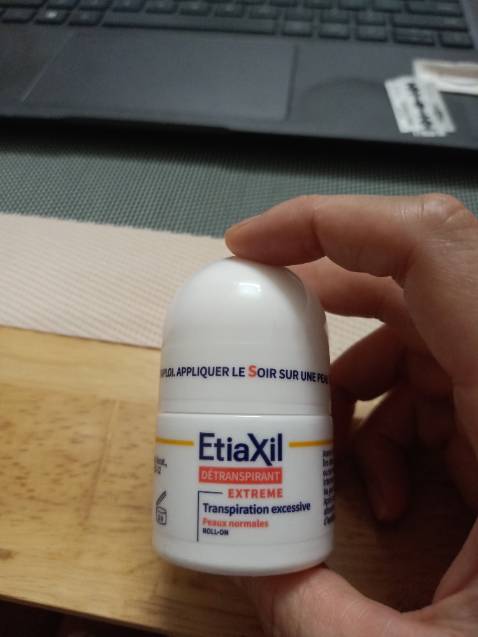 Khi mới mở ra có mùi cồn rất nặng, nhưng khi thoa lên thì hết mùi luôn. Khả năng khử mùi tốt, mình dùng lần đầu mà được 2 ngày không cần thoa lại, kể cả sau khi tắm. Mới thoa bị ngứa lắm. Mọi người tuyệt đối tránh thoa lên da bị tổn thương nhé, rát kinh khủng, còn bị rộp luôn.