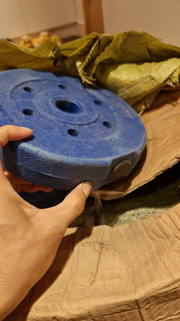 sản phẩm không đúng trong hình.
sản phẩm giao tới xước xác, bẩn thịu.
tạ vỡ và chảy cát