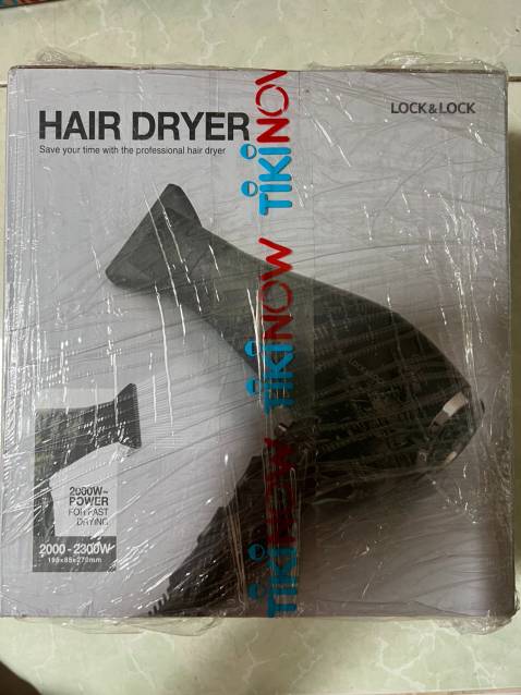 Ngoại quan: Sản phẩm có ngoại quan tương đối giống với mô tả; đi kèm có 2 đầu sấy; có phiếu bảo hành sản phẩm.
Xuất xứ: Thương hiệu Lock&Lock của Hàn Xẻng. 
Sản xuất: Tại China anh hùng. 
Chất lượng: Máy sấy tóc làm bằng nhựa và kim loại, màu đen; máy có 3 chế độ: nóng, ấm, mát. Máy sấy tóc mạnh và mau khô.
Đóng gói: Sản phẩm được đóng gói tốt. 
Thời gian giao hàng: Do có sử dụng gói Tiki Now nên thời gian giao hàng nhanh, đặt từ 23:32 11/12/2021 đến 8h30 cùng ngày sản phẩm đã được giao đến. 
Thái độ nhân viên giao hàng: Ổn, chịu hợp tác với tôi trong việc giao hàng. 
Giá sản phẩm: Mua hàng canh lúc sales và có thêm mã giảm giá nên mua được với giá 429k, miễn phí ship. 
Tổng quan: Sản phẩm phù hợp với những ai muốn sử dụng hàng chính hãng với một giá tiền và chất lượng sản phẩm tương đối. Bên cạnh đó, thời gian và dịch vụ giao hàng ổn. Cảm ơn mọi người đã đọc.