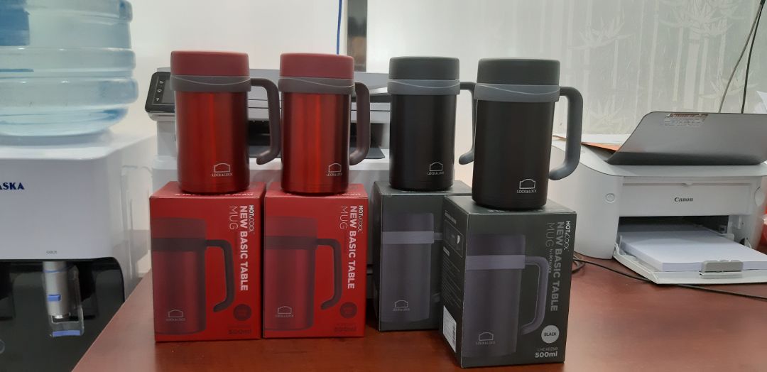 Mình đã đặt 2 bình đỏ và đen để 2 vợ chồng dùng dc 1 năm rồi, đúng nhu cầu và mục đích sử dụng. Bình giữ lạnh quá tốt, sáng pha nước đem đi làm, đến chiều vẫn còn đá. Tối pha sẵn bình trà hoa, đến trưa hôm sau nước còn ấm ấm. Bình vừa gọn, đi công tác bỏ trong balo tiện đựng đồ uống, vừa sạch vừa gọn gàng.
Mình cũng gặp các khuyết điểm giống các bạn đang chia sẻ:
- Mùi ron nồng: lúc mua về, trước khi dùng, mình tháo ron rửa sạch, rửa trong lòng bình, để ráo rồi mới dùng, thấy mùi ron giảm hơn, dùng vài lần bớt hôi hơn, chủ yếu mình đựng nước ép trái cây, pha trà.
- Đóng cặn bẩn, bám ở mép gờ bình, chỗ vành nối tiếp giữa lòng bình với phần nhựa miệng bình và chỗ ron cao su: mặc dù hàng ngày rửa sạch bình sau khi dùng, nhưng tầm 2 tháng mình lấy bàn chải đánh răng chà chỗ miệng bình, có cặn bẩn đen trôi ra, tháo ron vệ sinh mảng bẩn bám. Chịu khó mất chút thời gian nhưng cảm thấy sạch sẽ và yên tâm hơn, 1 tháng tổng vệ sinh là ổn :)
Bất chấp các khuyết điểm, mình vừa đặt 2 bình Đỏ và 2 bình Đen để tặng. Tiki giao hàng siêu nhanh. Đặt ngày 7/1, ngày 8/1 đã giao tận tay. Mình nhận xét như sau:
- Mẫu mã hơi khác xíu, nắp trơn có logo LOCK&LOCK (2 bình mua trước nắp có gờ, ko có logo).
- Vẫn mùi ron nồng: ok chấp nhận
- Bình màu đỏ cảm giác cứng cáp, cầm chắc tay hơn bình màu đen. Khi đóng mở nắp, bình màu đen bị rít, khó thao tác hơn, nếu đóng ko kín, dễ rỉ nước.
- Trong lòng bình 1 màu đen và 1 màu đỏ bị móp nhẹ, tuy nhiên vỏ bên ngoài ko ảnh hưởng. Hi vọng sẽ ko ảnh hưởng đến chức năng giữ nhiệt của bình. Vì mình tặng nên ko biết người dùng có gặp trở ngại gì ko.
Dù sao cũng đánh giá 4 sao cho nỗ lực của Tiki, sản phẩm ổn, giá tốt.