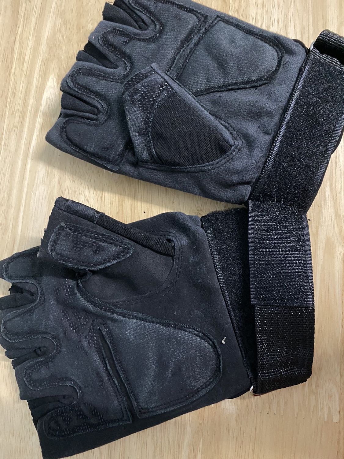 Bao tay mang lần đầu rã bột *** đen đầy tay, tưởng giặt xong là hết ai dè càng giặt càng ra bột *** nguyên bao tay muốn rã ra luôn, chất lượng quá tệ so với kì vọng!