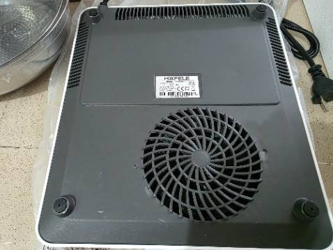 Đóng gói không đủ tốt. Mút xốp trong hộp bị gãy bể, tem nhãn có dấu hiệu bóc dán, chân đế bị cấn lõm phần nhựa