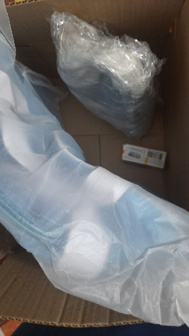 Sản phẩm khuyến mại rất tệ lúc đặt đơn có 5 món tặng kèm, đến lúc xác nhận và *** giao hàng thì chỉ có 2 món (túi tập gym và sample 2ml chống nắng), cảm giác như bị ***, shop lớn mà làm ăn quá chán sẽ không mua lại ở đây nữa