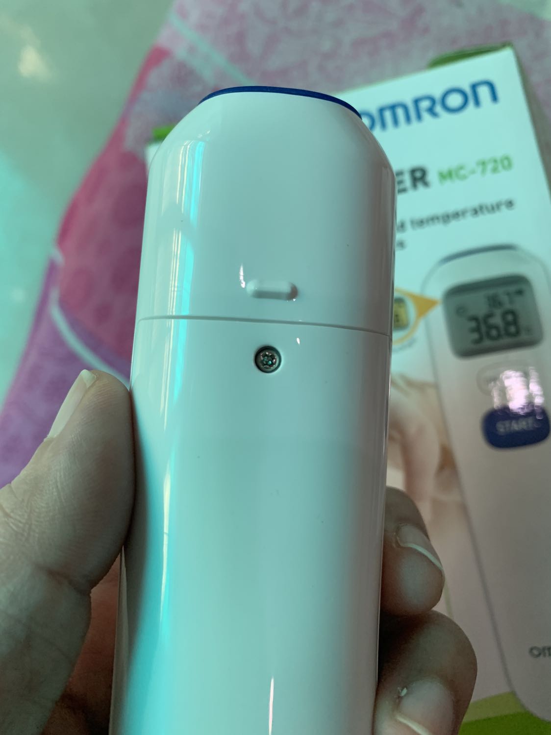 Sản phẩm gọn nhẹ, nhìn chắc chắn. Nhưng chắc do mình ko rành, ban đầu mua tưởng sài Pin 3A, pin tiểu, nhưng cái này sài pin đồng hồ, pin này hỏi khó mua ở mấy tiệm tạp hoá và không thông dụng như pin 3A. Nhưng có lẽ loại này phải sài này. Nhìn chung ban đầu chưa quen hơi khó, bấm nút đo rồi nhưng cứ hiển thị Lo, và Er1. Chắc do nó hơi chậm. Phải cho nó nghỉ vài dài 5-10 giây mới đo tiếp được. Thấy mấy nơi công cộng họ đo nhanh và liên tục. Chưa sài bao giờ nên chưa đánh giá khách quan về độ nhanh. Nhưng máy này mình mới bốc tem và kéo miếng nilon phần pin ra mới mấy ngày mà sao phần pin đôi khi hiện nhấp nhất như vậy rồi.