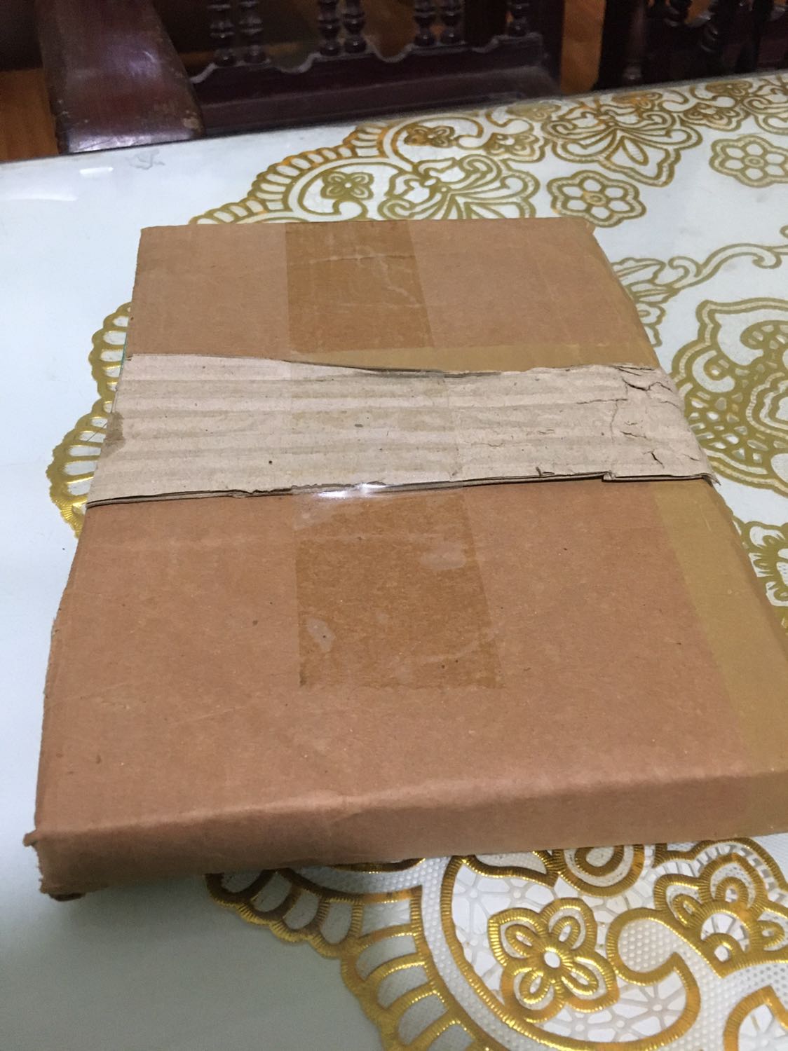 Nhà sách lo rằng đơn vị vận chuyển giao dễ làm quăn nhàu sách nên đã bọc lớp bìa cát tông rất cẩn thận.Mình thấy rất hài lòng về sự tinh tế và tỉ mỉ của shop😘