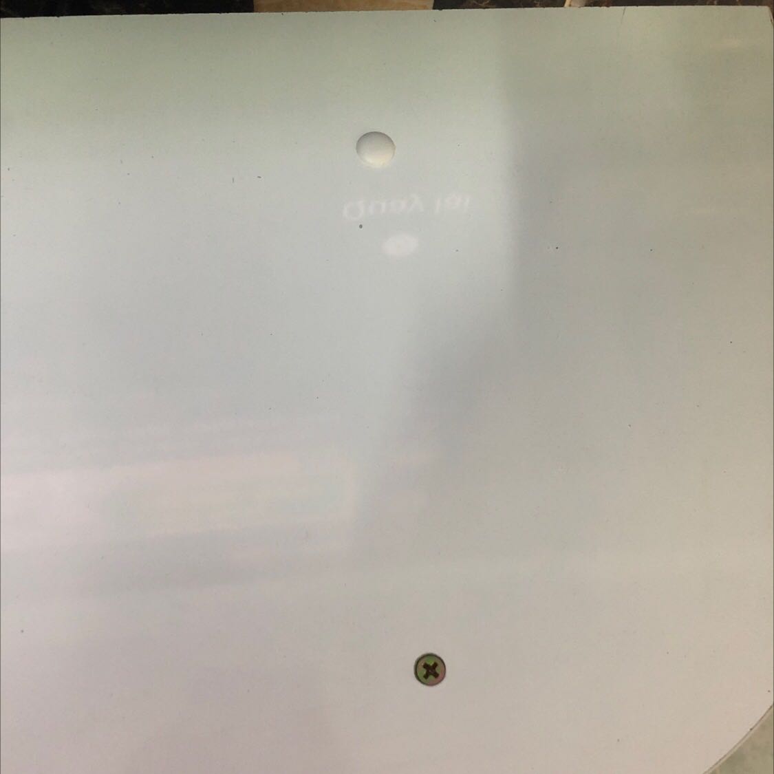 Kệ đẹp, chắc chắn. Nhưng thiếu mất 1 nắp nhựa chụp vít.