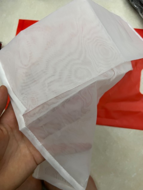 Sản phẩm giống hình, vải mịn đẹp, đóng gói cẩn thận mình nhận luôn được trong ngày. Săn sale 9/9 nên đc giá quá hời. Mình lọc thử thấy khá ok lọc bã tốt nhưng sau khi dùng thì có dính màu nên mọi người nên giặt sạch để túi lọc không bị ố màu. Cho shop 10₫ lần sau ủng hộ tiếp !!