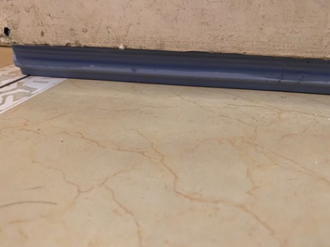 Miếng dán linh hoạt, dễ sử dụng. Tuy nhiên keo trên sản phẩm bị chảy dính.