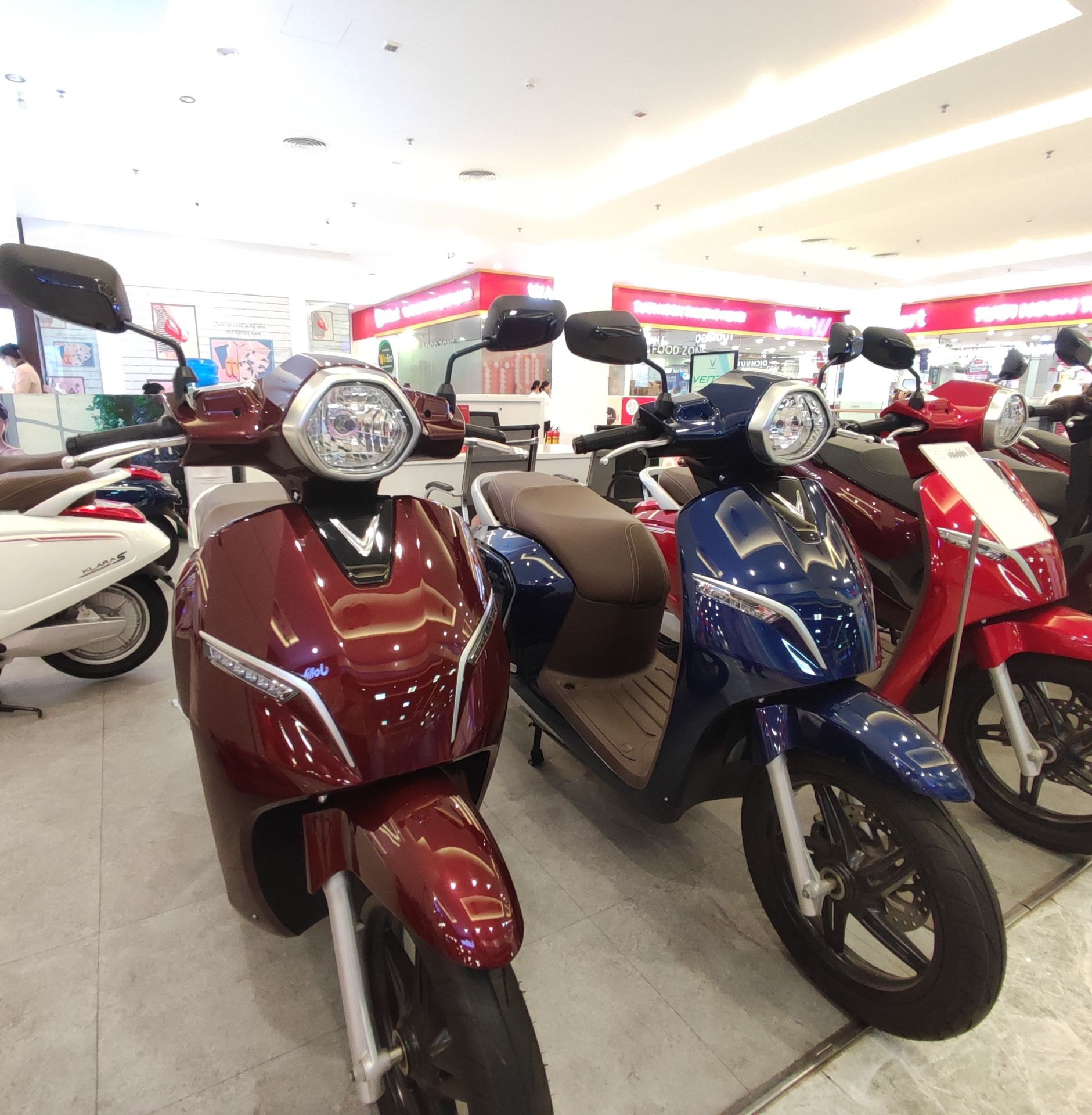 mình mua màu trắng, nhìn rất sang. xe hơi nặng so với các bạn nữ xíu, nhưng thiết kế nữ tính, cốp xe rộng, đi xe rất êm, k cần phải lo nghĩ về chuyện tiền xăng hihi, mình đi 3 ngày sạc 1 lần, sạc tầm 10 tiếng đầy.