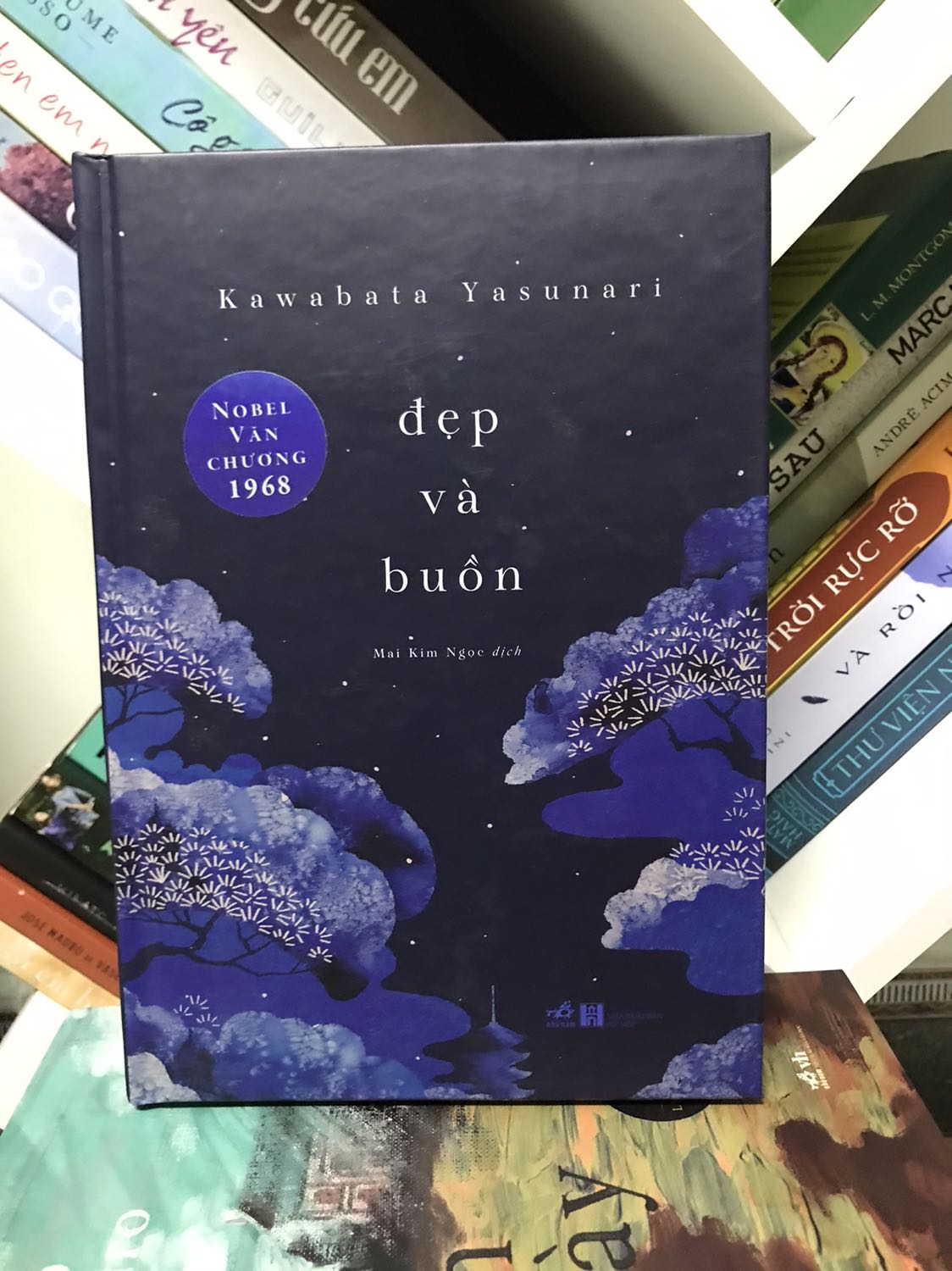 Không chỉ riêng cuốn này, tất cả tiểu thuyết của Kawabata Yasunari đều buồn và đẹp. Kết mở, kiểu như nó đã đạt đến tận cùng ngôn ngữ, chạm tới nơi sâu thẳm của tâm trí, lặng lẽ ở đó & tiếp tục thẩm thấu. Chiêm nghiệm hay lãng quên là quyền của bạn, yêu hay ghét Keiko & Otoko không quan trọng, vấn đề là qua đó bạn cảm nhận được cách họ nhìn nghệ thuật, cảm nghệ thuật, làm nghệ thuật.

Tiki siêu tốc đúng hẹn. Sách bìa cứng, mới tinh, đẹp long lanh. Sách được đặt trong hộp bìa, không có xốp chống sốc, may là ship trong nội thành nên sách không bị ảnh hưởng.