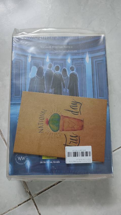 Sách mới,còn bọc nylon,nội dung thì khỏi phải bàn,được tặng kèm 1 cuốn sổ tay bé bé xinh xinh,hoàn toàn hài lòng