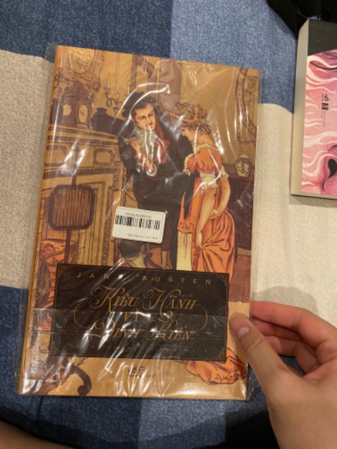 Sách được bọc vài lớp như màng bọc thực phẩm và đc nhét thêm vào 1c túi nilon như này nhưng vẫn rất oke k hỏng, tróc gì cả. Shock với tốc độ giao hàng cực nhanh vì mới đặt tầm 1h30 sáng 15/5 mà tầm trưa 15/5 đã thấy tiki gọi giao hàng