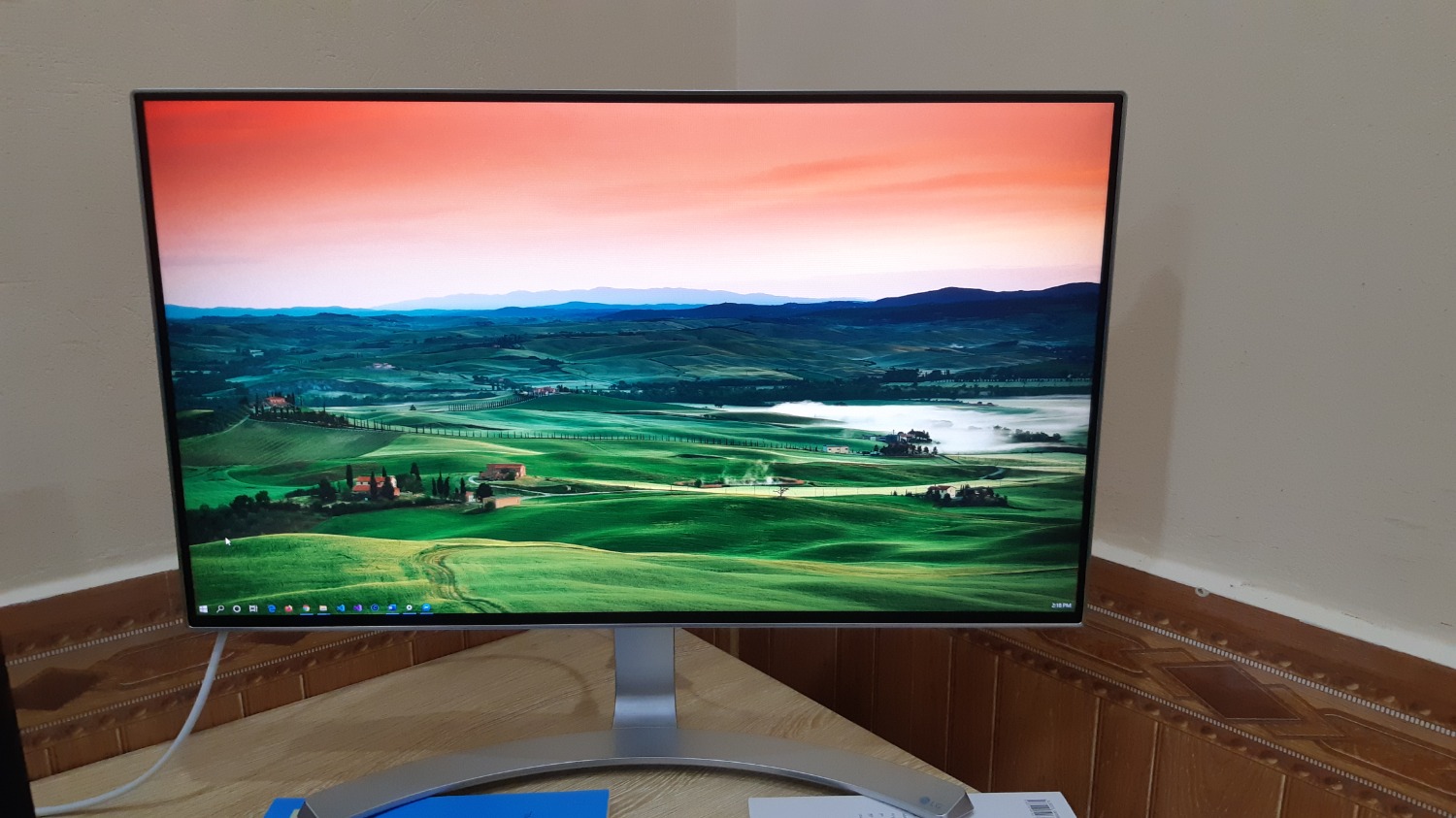 Tiki dự kiến giao hàng ngày 16/4 nhưng hôm nay 14/4 mình đã nhận được hehe. Do chưa dùng lâu nên cũng chỉ dám viết những cảm nhận ban đầu của mình:
- Về mặt chất lượng và hiển thị thì tuyệt vời. Cân lại chút màu cho ưng ý mắt mình là nét hơn Sony luôn =))
- Chân đế là nhựa không hẳn là chắc chắn nhưng khả năng chịu lực vẫn okela.
- Màn hình hơi cụp xuống và không có khớp xoay nên mình phải kê 2 quyển sách mỏng ở dưới để cho nó ngẩng lên xíu.
- Trong hộp được tặng 1 dây VGA và 1 dây HDMI. Tuyệt vời!!!