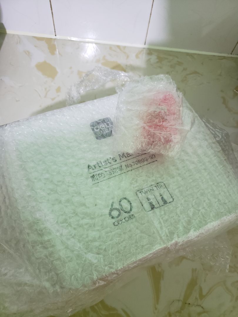 hộp màu được đống thùng tận 2 hộp carton, còn dc quấn wrap. cái đồ chuốt mình mua kèm cũng dc quấn nữa. Điểm 10 cho sự chu đáo.
Màu mình mới *** thấy đẹp ^^ mua về tô cho đỡ chán mùa dịch