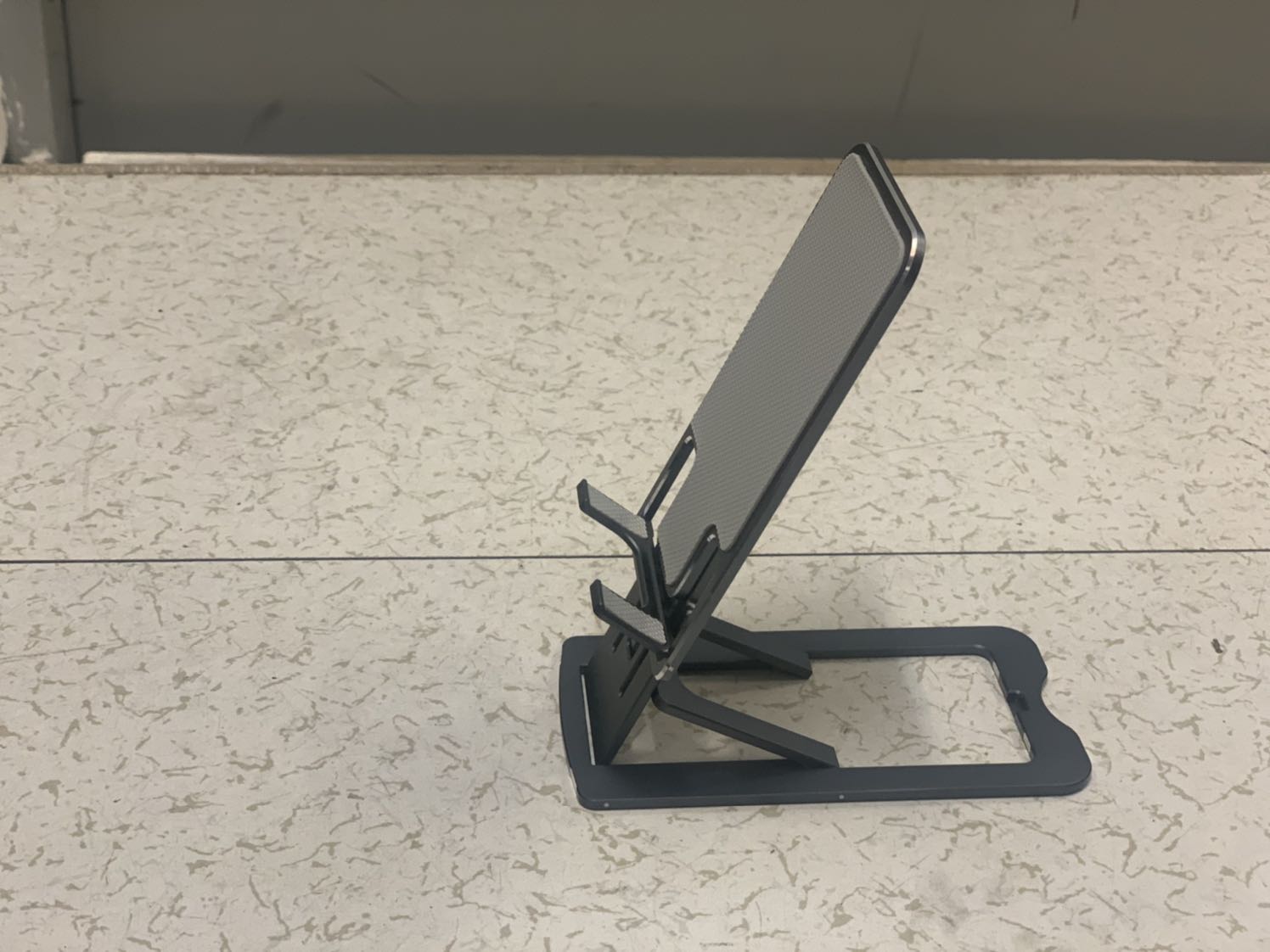 Chất lượng hoàn thiện sản phẩm tuyệt vời, rất đẹp và sang trọng. Thanks shop và nhà SX. Tuy nhiên shipper rất tệ ko thông báo cho người mua và gởi hàng tại bảo vệ. Đây là lần thứ 2 shipper ko thông báo người mua. Đề nghị Tiki làm việc với đối tác giao hàng