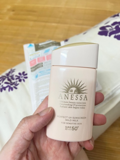 Nhận hàng nhanh, có quà là cốc thuỷ tinh (để dưới nhà nên ko chụp) đúng như gth lúc mua hàng. 
Bôi thử thì ok thấy vẫn giống sp mình hay mua ở Guardian (dùng nhiều nhưng toàn mua offline ở shop, lần đầu mua online)
Thấy bao bì có cả tem check hàng (mọi lần mua mình ko để ý or ko thấy thì phải), tò mò check thử thì thấy ko ra thông tin gì nên cho tạm 4 sao nhé. Để dùng ít ngày mà ok như mua ở shop offline thì lần sau sẽ mua online tiếp, nhưng vẫn ko hiểu vụ ko check ra mã SP