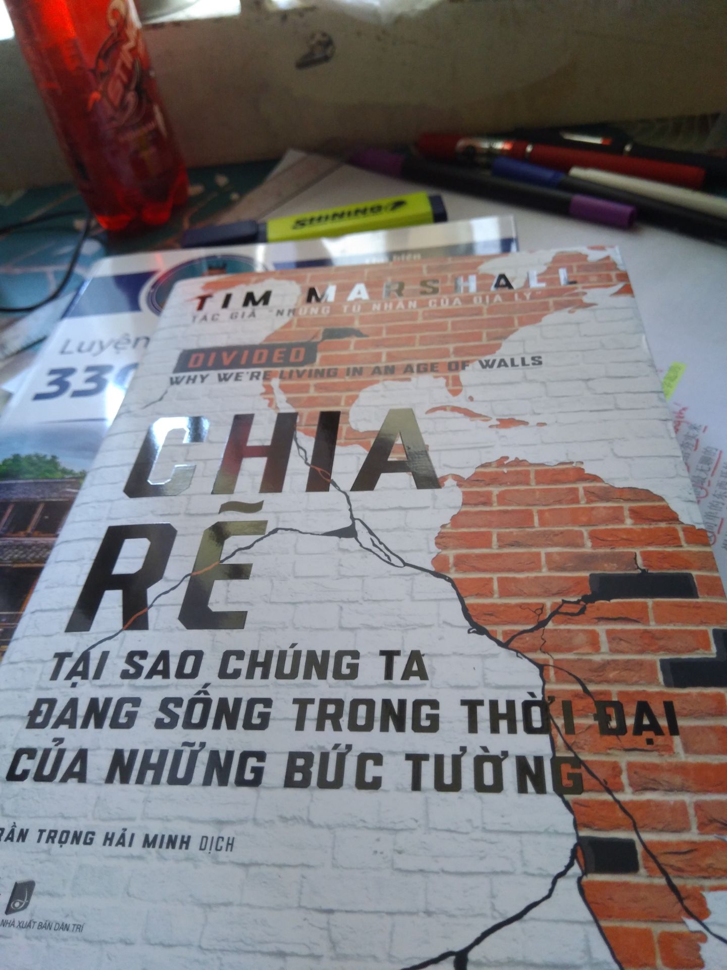 một cuộc hành trình sâu sắc.
Ship nhanh, gói kĩ, còn bọc nhựa, sách đẹp, bìa in nổi xuất sắc.