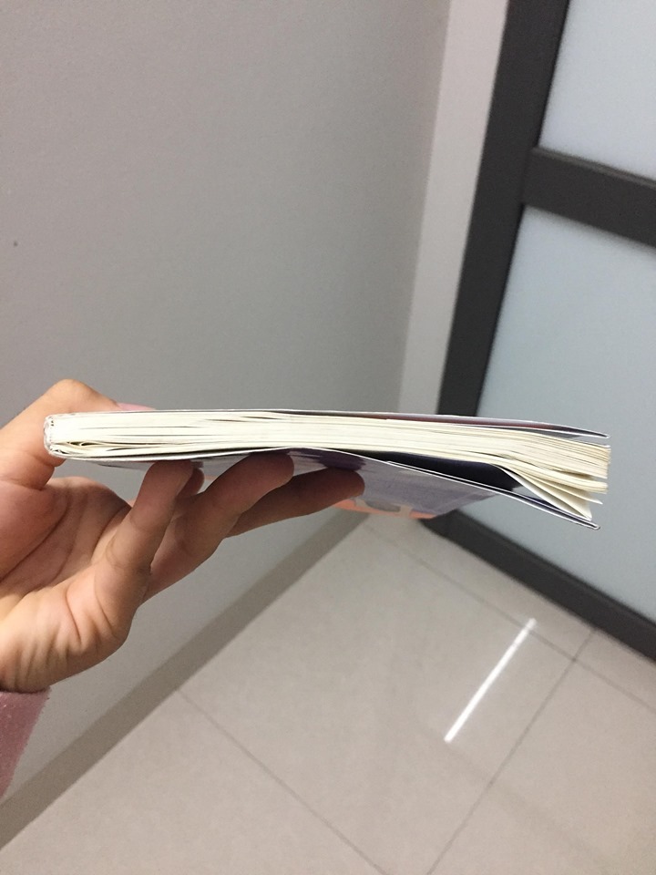 Không hiểu là Tiki chọn sách như nào để giao cho khách, chất lượng còn không bằng truyện thuê,  giấy ở trong thì bị gập tứ tung, long keo. Bìa ngoài nát không thiếu cạnh nào. Gáy thì bị tì xước xát, các góc đều móp và tróc. Quá thất vọng.