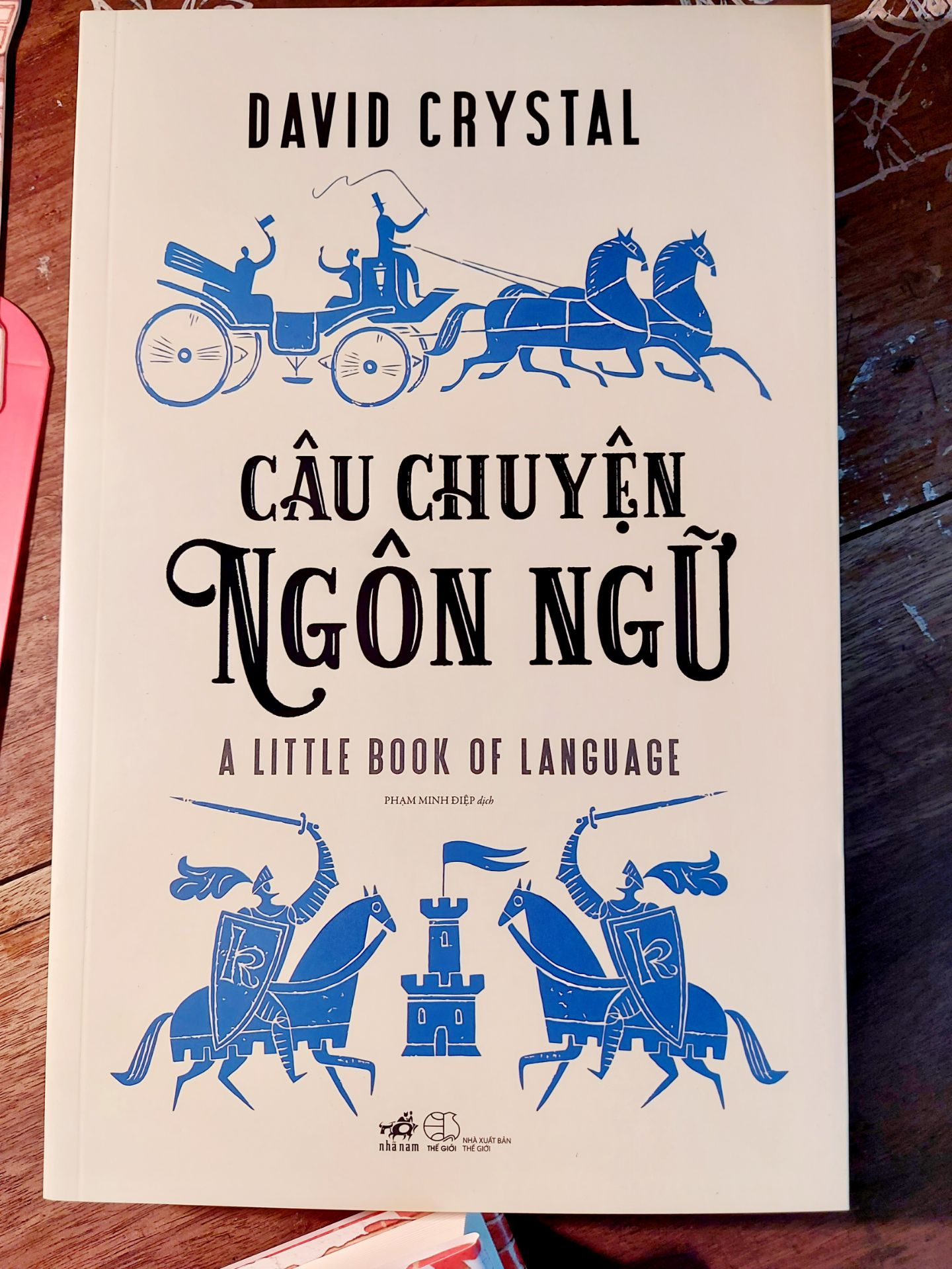 sách mới in đẹp lung linh, Nhã Nam chưa bao giờ làm mình thất vọng, review cuốn này khá hay và bổ ích nên mọi người nên mua nhé. Dọn kho ngày cuối năm lại đc tặng bookmark xinh quá ❤