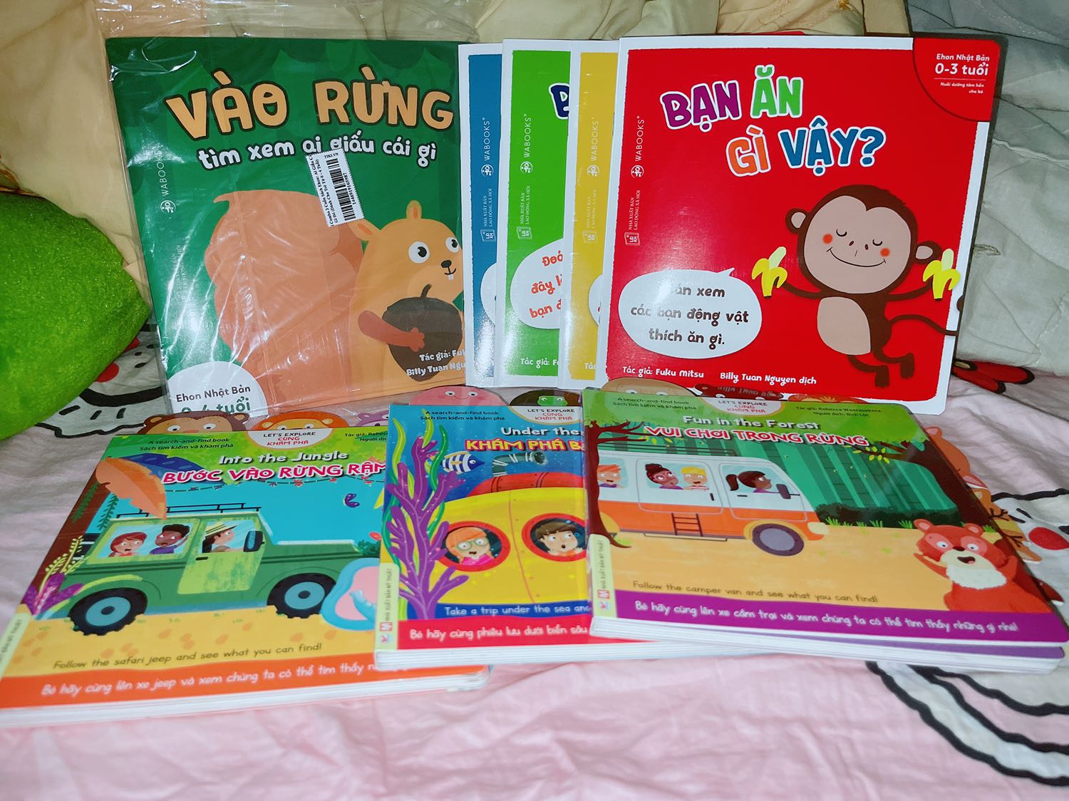 Sách có hình ảnh đẹp, sách cứng nên khá bền, nội dung cũng đơn giản nhưng do là sách song ngữ nên nhìn chữ hơi rối chút. Dành cho bé 3 tuổi trở lên là hợp lí nhất luôn