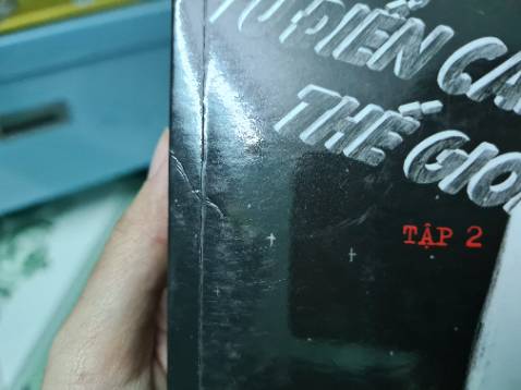 "Từ điển cảm xúc thế giới" luôn là quyển sách yêu thích của mình vì sự kết hợp giữa việc cung cấp thêm kiến thức, giải thích những cảm xúc mình không biết diễn tả thế nào và được ngắm nhìn những ảnh minh họa dễ thương. Chính vì vậy mình rất vui khi Tập 2 ra mắt.

TIKI giao hàng đúng dự kiến nhưng bìa sách trầy và gãy. Mình cầu toàn nên cảm thấy không hài lòng khi sách bị như vậy :(