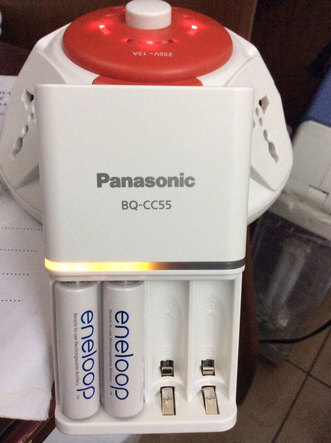 * Về Tiki: giao hàng nhanh, đóng gói cẩn thận, nhân viên giao hàng cũng rất thân thiện
* Về Bộ sạc nhanh Eneloop Panasonic: 
      - Gọn nhẹ, tiện dụng nhưng nếu chân cắm điện của sạc mà thu gọn vào được thì tốt hơn
      - Đã dùng thử pin cho micro hát karaoke thì thời gian sử dụng của pin Eneloop rất tốt, sau khi dùng cắm lại vào bộ sạc thì thời gian sạc quả thực rất nhanh
Kết luận: đáng để đầu tư, bỏ một số tiền ban đầu hơi cao một chút ( 720k) nhưng có thể sạc để dùng được hàng nghìn lần thì tính ra rất rẻ và lại thân thiện với môi trường!