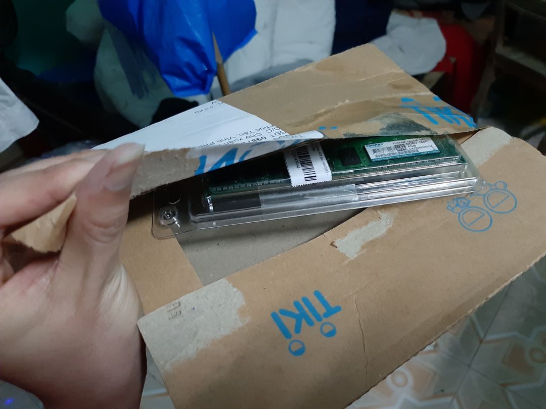 Mình có vài nhận xét sau
1. Giao hàng đúng ngày dự tính
2. Shop ko có xốp hay đồ chống sốc cho 1 thiết bị dễ gãy vỡ như Ram thế này, nếu bị hàng nặng khác đè lên là gãy. Đã vậy Tiki nhận hàng của shop xong cũng ko thèm chống sốc luôn, trong khi có những hàng chẳng cần chống sốc thì nhét cả đống đệm vào.
3. Ram nhận đủ 4Gb 1600Hz như cấu hình. Trên Ram nhà sx ghi bảo hành 5 năm, nhưng Kingmax Vietnam dán tem bh 3 năm, còn shop viết mực lên Ram ghi là BH 12T. Cũng chả có giấy BH mà lưu lại, ko lẽ BH bằng invoice điện tử cho khách?
