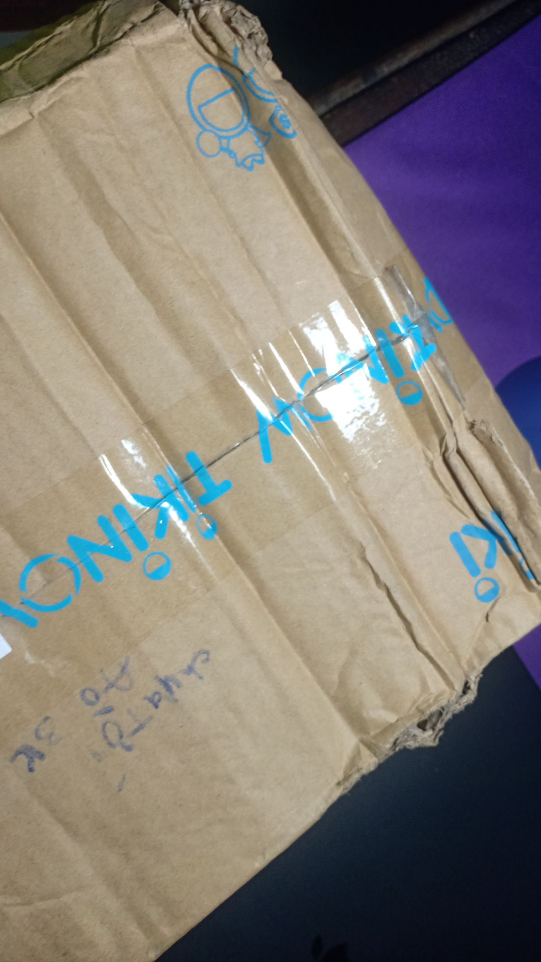 Nhìn cái hộp thì chắc mn cũng hiểu được sách bên trong như nào rồi. Mấy lần trước giao nhanh không đến mức như v. Lần này giao lâu mà te tua quá chừng. Sách thì khỏi nói trầy xước, bụi, cong góc hết trên, không có miếng gì bao bọc lại hết. Có mấy cuốn còn bọc kín thì an toàn thôi. Đa số nhìn y như sách cũ vậy 😢 chưa lần nào mà mình thất vọng như lần này cả.