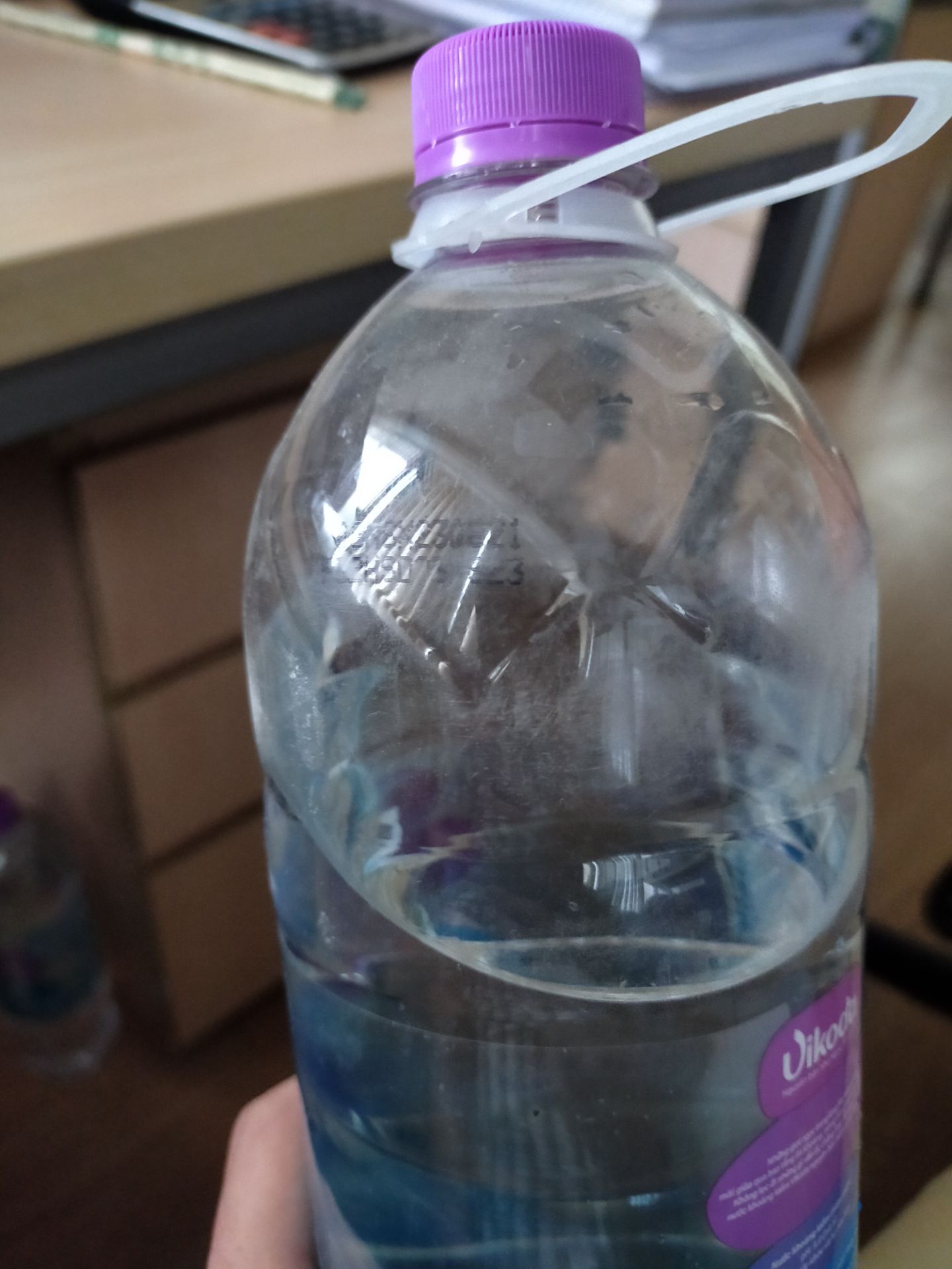 giao hàng nhanh, đủ số lượng. chai nước nhìn hơi cũ, nhiều bụi, date đến 2023. vị thanh, dễ uống, hơi có vị ngọt so với nước thường.