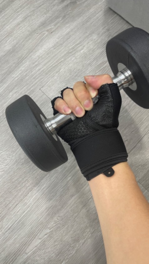 Tuyệt vời, độ bám rất tốt và rất êm tay. Dùng có cảm giác thoả mái thoáng khi không bị hầm tay như các loại găng giá rẻ. Shop hỗ trợ rất tốt