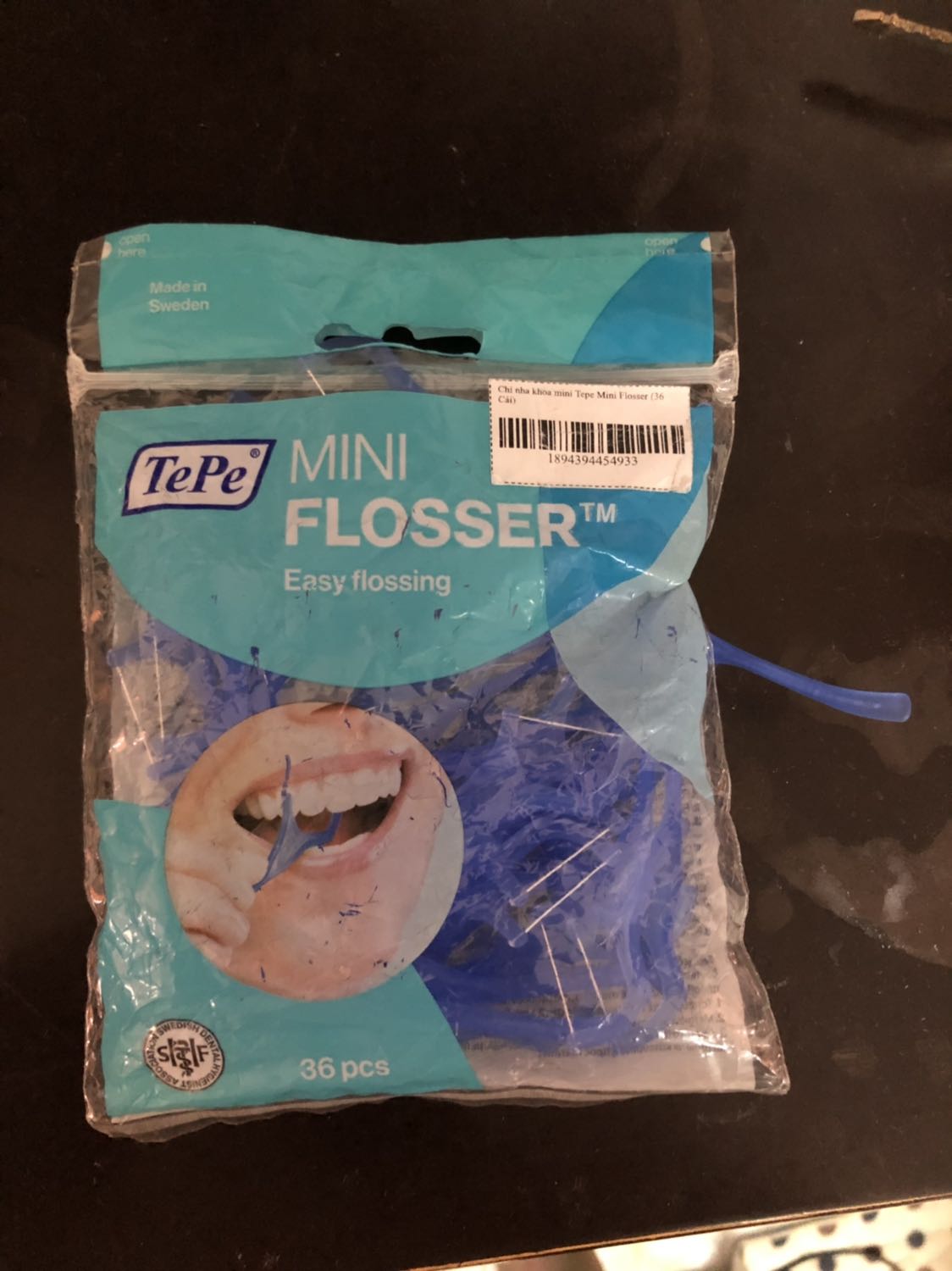 Túi hàng nhàu nát, đường zip line chưa mở nhưng đã rách ngang một đường, bên hông túi lủng nhiều lỗ có thể kéo cả cây tăm ra ngoài. Với túi hàng cũ nát vậy thì không biết tăm chỉ nha kho bên trong còn đảm bảo vệ sinh hay không? Thật không chấp nhận được.