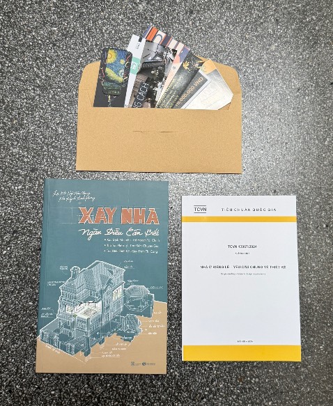 Đáng đồng tiền bát gạo. 
-Hình ảnh và chữ in màu sắc nét, chất liệu giấy dày, chắc tay, nội dung sách truyền tải dễ hiểu và thiết thực. 
-Có tặng kèm bookmark và một số voucher thiết kế nội thất và thi công nhà ở.  
-Mình thấy có bán trên *** giá rẻ hơn một nửa nhưng là sách lậu, photo màu và chất liệu giấy tệ lắm. Mong mọi người mua sách bản quyền ủng hộ đội ngũ tác giả ạ.