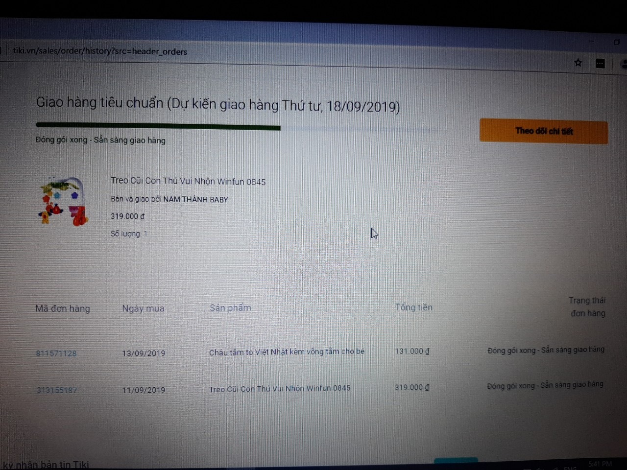 Chưa gì hết đã báo dời ngày giao hàng thêm 7 ngày nữa. Mình mua ngày 11/9 (đã thanh toán) thì thông báo ngày 18/9 giao hàng. Giờ dời sang 24/9, không biết có dời nữa không ? Kiểu này giống mấy hãng máy bay delay từng khúc từng khúc quá ! Đồ chơi dành cho em bé từ 3-6 tháng tuổi mà giao hàng hết 2 tuần thì còn chơi cái gì nữa. Mới mua hàng lần đầu bên Tiki. Biết vậy cứ mua bên Adayroi.