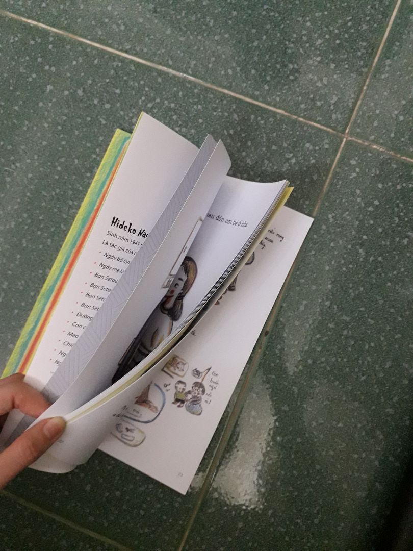 Mình tưởng sách dày, sách này mỏng lắm, do là sách tranh màu nên giá cao.